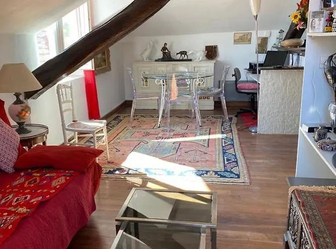 Cote Des Basques 아파트